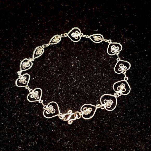 7-inch Silver-Tone Simple Elegant Heart Clasped Timeless Chain Bracelet - Picture 1 of 6